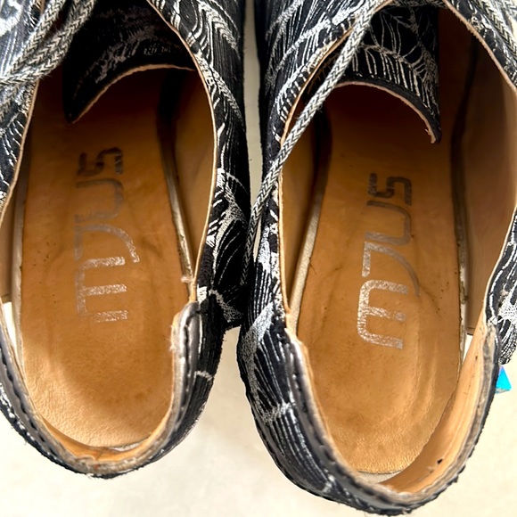 On trend metallic! Black and silver Mjus slingback heels. - Picture 6 of 6